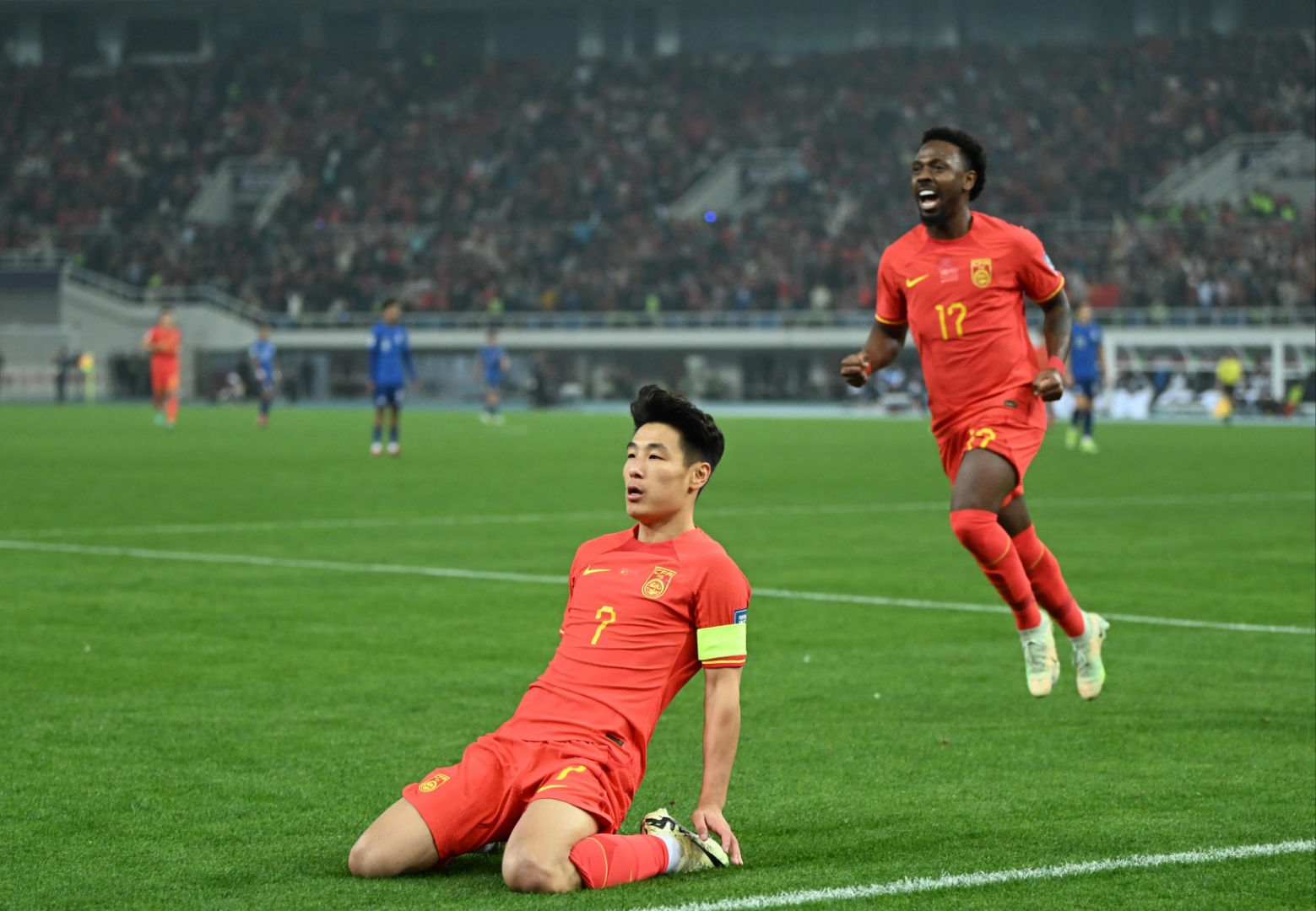 包含上港队客场险胜对手，取得关键胜利的词条