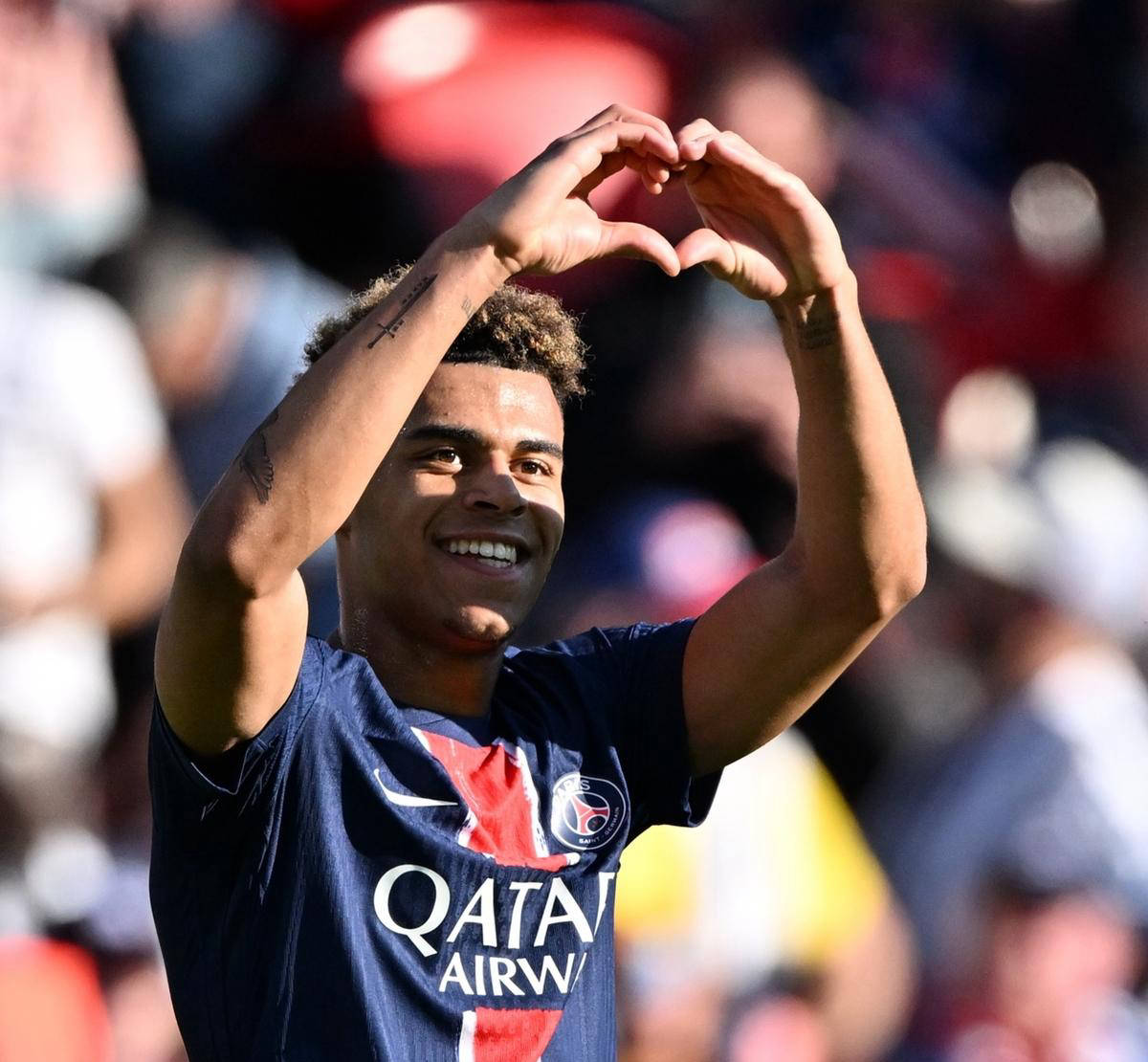 包含巴黎圣日耳曼打破进球荒，本泽马球迷集体高唱助威的词条