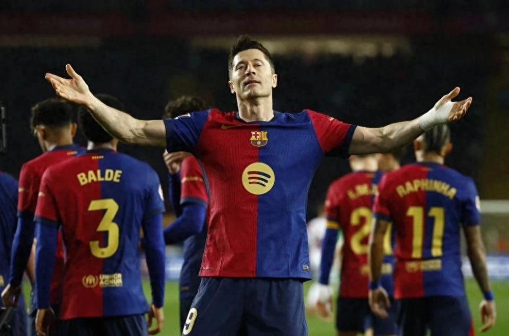 关于莱万多夫斯基连续五场比赛得分超过势不可挡，曼联挑战极限！的信息